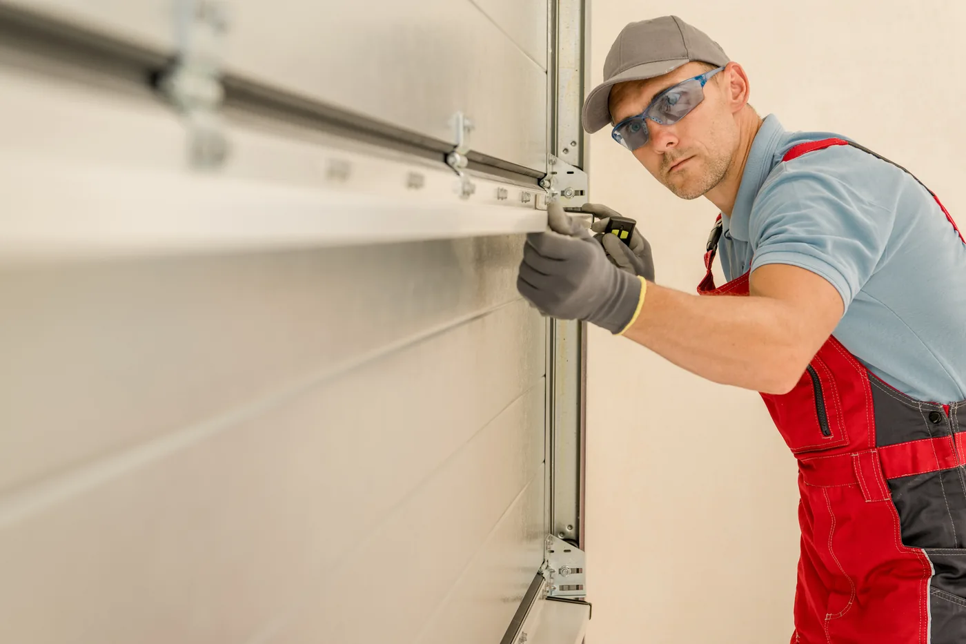 Technicien Smart Domus au travail sur une porte de garage